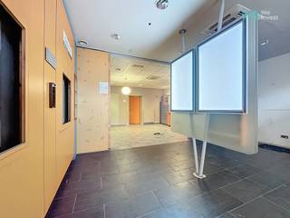 Gelegen in het hart van het Keymplein, het bruisende centrum van Watermael-Boitsfort, biedt dit uitzonderlijke handelspand ±200 m² met een...