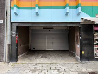 Grand garage box fermé situé au 2e étage de la résidence Permeke. Hauteur 1,74 cm, profondeur 5,83 m - garage spacieux, donc également possible...