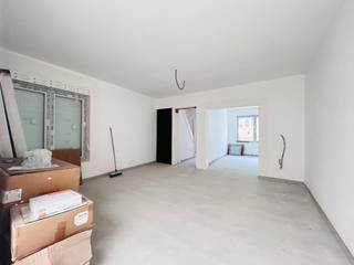 <strong>gerenoveerde woning met 4 slaapkamers.</strong><br />Deze gerenoveerde woning voldoet aan alle isolatie eisen en moet enkel nog wat verder afgewerkt worden.<br /><br /><strong>Indeling</strong><br />gelijkvloers: inkomhal, living met open keuken(enkel leidingen), garage, kelder en toilet<br />eerste verdiep: 2 slaapkamers en badkamer(enkel leidingen en toilet)<br />tweede verdiep: 2 slaapkamers<br /><br /><strong>Troeven</strong>:
<ul><li>4 slaapkamers</li><li>volledig gerenoveerd</li><li>garage inbegrepen</li><li>centrale ligging bij scholen en winkels</li><li>superisolerend hoogrendementsglas zorgt voor geen geluidsoverlast</li></ul>
<br />
