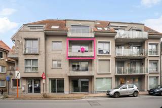 Dit instapklaar appartement is gelegen vlakbij het centrum van Torhout.Het appartement, gelegen op het tweede verdiep, is als volgt...