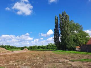 Ontdek dit villaperceel in Roeselare-Beveren. Je woont er in de buurt van winkels (supermarkt op 400 m), scholen (basisschool op 1,1 km), sportaccommodatie (sporthal Beveren op 1,2 km) en openbaar vervoer. Deze locatie geniet van een vlotte verbinding met de wagen én met het openbaar vervoer (station Roeselare op 2 km).

Deze bouwgrond voor open bebouwing is zuidwest georiënteerd. De grootte van het perceel én de ruime stedenbouwkundige voorschriften (één of twee bouwlagen, vlak of hellend dak) bieden je tal van mogelijkheden. Hier bouwen we jouw nieuwe, energiezuinige woning volledig op maat, tegen een vaste prijs.

Contacteer ons en ontdek alle mogelijkheden. Een kijkje nemen? Je vindt deze bouwgronden naast Beversesteenweg 262.