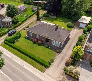 Deze charmante woning baadt in het licht en vormt de ideale thuisbasis voor wie op zoek is naar rust, ruimte en een uitgesproken landelijk...