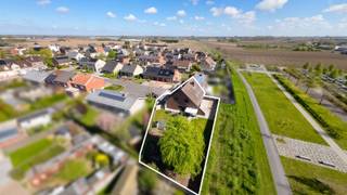 <span><span><strong>Op zoek naar ruimte, comfort en een rustige ligging? Dan is deze instapklare halfopen woning met zonnige tuin in Staden beslist een bezoek waard.</strong><br /><br />In een aangename <strong>en kindvriendelijke buurt</strong> in Staden, gelegen in de Boudewijnlaan, bevindt zich deze ruime en instapklare halfopen woning. Deze residentiële straat kenmerkt zich door haar <strong>rustige karakter en beperkt doorgaand verkeer</strong>, wat zorgt voor een veilige en aangename leefomgeving.<br />Staden staat bekend om zijn landelijke charme en gezinsvriendelijke sfeer, met een mooi evenwicht tussen rust en bereikbaarheid. U bevindt zich op <strong>korte afstand van het centrum</strong>, waar u terecht kan voor <strong>winkels, scholen en andere dagelijkse voorzieningen</strong>. Daarnaast geniet de woning van een vlotte verbinding naar omliggende steden zoals Roeselare en Ieper, wat het bijzonder interessant maakt voor pendelaars. Ook liefhebbers van <strong>wandelen en fietsen</strong> komen hier aan hun trekken dankzij <strong>de talrijke groene routes</strong> in de nabije omgeving.<br /><br /><strong><em><u>Indeling</u></em></strong><br />De woning verwelkomt u via de inkomhal met gastentoilet. Van hieruit komt u in de lichtrijke leefruimte, die aansluit op de <strong>zeer ruime keuken met extra berging</strong>. Verder is er op het gelijkvloers een <strong>grote garage</strong> aanwezig, voorzien van een sectionale poort met nieuwe motor.<br />De badkamer is volledig ingericht en beschikt over een ligbad, douche, dubbele lavabo en een tweede toilet. Op de verdiepingen bevinden zich <strong>vier ruime slaapkamers</strong>, aangevuld met een <strong>bijkomende praktische berging</strong>. U vindt er in de woning bijna <strong>overal ingemaakte kasten</strong> terug.<br /><br /><strong><em><u>Troeven</u></em></strong></span></span>
<ul>
	<li><span><span><strong>Bewoonbare oppervlakte van 218 m²;</strong></span></span></li>
	<li><span><span>Perceel van 705 m²;</span></span></li>
	<li><span><span><strong>Zuidwestgerichte tuin</strong> (zonnige namiddag en avond);</span></span></li>
	<li><strong><span><span>Overal ingemaakte kasten;</span></span></strong></li>
	<li><span><span>Centrale verwarming op gas;</span></span></li>
	<li><span><span>2 pelletkachels voor extra warmte en sfeer;</span></span></li>
	<li><span><span>Rolluiken, deels elektrisch;</span></span></li>
	<li><span><span><strong>Regenwater 14.000 liter en putwatersysteem;</strong></span></span></li>
	<li><span><span><strong>Rustige en gezinsvriendelijke ligging.</strong></span></span></li>
</ul>
<span>Voor meer info of bezoek kan u terecht bij ons kantoor op het nummer 051 50 11 51 of per mail via </span>diksmuide@diksimmo.be<span>.</span>