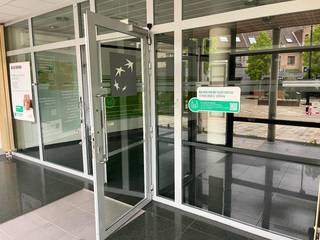 Handelsgelijkvloers groot 433m² met 3 ondergrondse autostaanplaatsen en kelder. Dit pand, gekend als een voormalig bankfiliaal, is gelegen op een commerciële toplocatie in het bruisende centrum van de Stad Beringen, temidden winkels, supermarkten, kantoren, horeca, scholen... Het pand leent zich perfect voor de uitoefening van een vrij beroep, kantoorfunctie of winkel. Voldoende parkeergelegenheid in de directe omgeving. <br /><br />INDELING: <br />GELIJKVLOERS: Inkomsas; Centrale hal met ontvangstloketten; 7-tal Kantoorruimtes alsook vergader- en ontvangstruimtes; Kluizenzaal, 2 aparte sanitaire ruimtes; Keuken. <br />KELDER: Technische ruimte en 3 ondergrondse autostaanplaatsen.<br /><br />Centrale verwarming op aardgas en een ventilatiesysteem. Dubbele beglazing. EPC Label: C - GEEN renovatieverplichting. Asbestveilig.<br /><br />Voor meer info bel Danny op 011/22.19.17 of 0471/10.00.69 - www.limburgsvastgoed.be