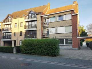 Opbrengsteigendom van 3 appartementen in hartje Geel! <br /><br />Dit gebouw van 3 appartementen bevindt zich op de meest interessante locatie van hartje Geel. <br />Deze 3 appartementen zijn verhuurd met elks een garage en geven een totaalopbrengst van €1.820 per maand.<br />De huurprijzen kunnen echter geïndexeerd worden zodat u rendement geoptimaliseerd kan worden. <br /><br />Indeling:<br />- Kelder die kan opgesplitst worden in 3 kelders<br />- Gemeenschappelijke inkomhal<br />- Gelijkvloers appartement met 2 ruime slaapkamers, recente badkamer en keuken, apart toilet, berging en woonkamer en tuin ( met aparte inkom)<br />- Appartement 1ste verdieping met 2 slaapkamers, berging, badkamer, apart toilet, woonkamer en keuken<br />- Appartement 2e verdieping met 1 slaapkamer, badkamer met toilet, keuken en woonkamer<br /><br />De appartementen hebben nood aan opfrissing/renovatie met EPC labels C, F en F.<br /><br />Toeven:<br />- Toplocatie in het centrum op wandelafstand van de Markt, winkels en scholen.<br />- 3 garages met afgesloten poort en 2 extra staanplaatsen vooraan<br />- alle appartementen verhuurd voor lange termijn<br /><br />Bent u benieuwd en wenst u meer info? Contacteer ons via info@immovl.be of op het nummer 014 58 02 08.
