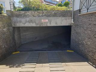 Afgesloten garagebox op 200 m van de zeedijk in Koksijde in de Rousseaulaan.<br />Lengte 5.20 m, breedte: 2.75 m, hoogte 1.80 m.