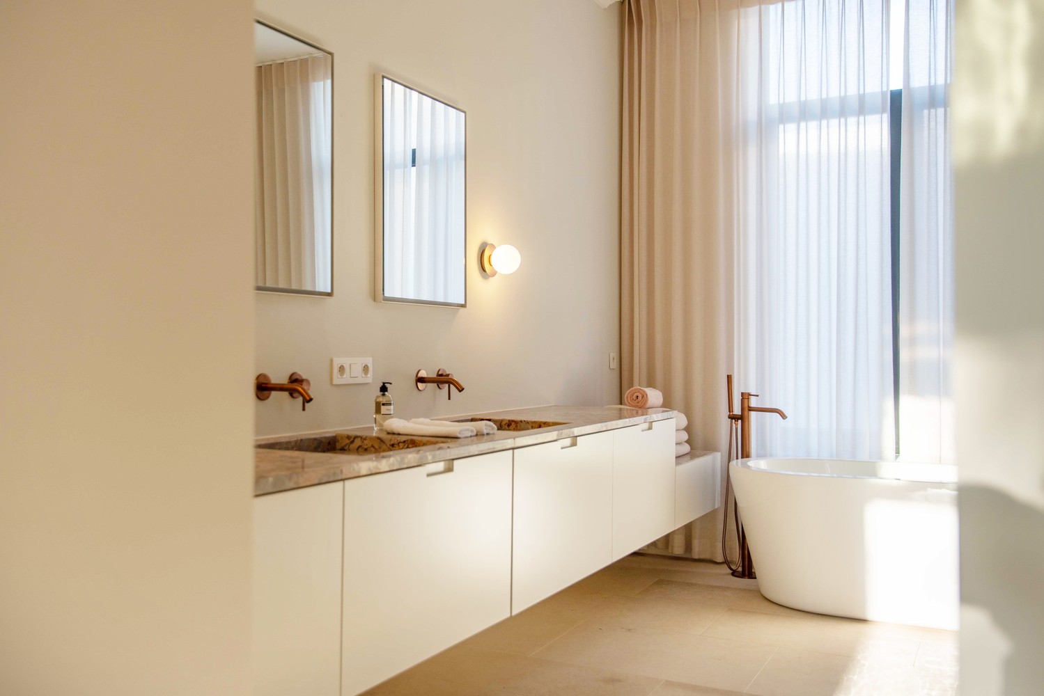 Prestigieuze en totaalgerenoveerde herenwoning. - foto 2