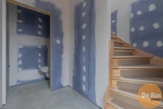 EREMBODEGEM - Deze prachtige nieuwbouwwoning is landelijk gelegen, in een deelgemeente van Aalst. De woning zal in afwerkingsfase worden aangeboden waarbij nog dient te worden voorzien door de koper: keuken, vloeren en badkamer (behalve inloopdouche). De mogelijkheid bestaat ook om op maat verder af te werken door de bouwheer.<br /><br />Naar indeling toe bevindt zich op het gelijkvloers een inkomhal met gastentoilet, een lichtrijke woonkamer, een keuken en een praktische berging. Op de eerste verdieping bevinden zich de nachthal, 3 slaapkamers en een badkamer.<br /><br />Troeven: EPB-nieuwbouw, warmtepomp (koelen en warmen), zonnepanelen, ventilatiesysteem C+, hoge isolatiewaarde, RW-put,..<br /><br />De ligging van dit pand is bijzonder aantrekkelijk met scholen, banken, en supermarkten in de directe omgeving. Daarnaast geniet deze woning van een heel goede bereikbaarheid door het openbaar vervoer, station, belangrijke invalswegen en de E40.<br /><br />Aankoop onder gesplitst stelsel:<br />Constructiewaarde: € 321.200 (21% BTW)<br />Grondwaarde: € 155.000 (12% registratie)<br /><br />Bent u opzoek naar een nieuwbouwwoning met 3 slaapkamers op een uiterst rustige locatie? Inkijk bouwplannen en bespreking dossier op kantoor na afspraak: 053/60.65.60