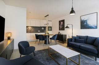 <p><strong>Nieuw appartement gelegen in een kleinschalige residentie (De Zwarte Leeuw) op de markt van Wingene.</strong></p><p><br /></p><p>Appartement voorzien van zonnig terras en alle comfort oa. vloerverwarming, zonnepanelen, energiezuinig enz. Inclusief private parkeerplaats en kelderberging.</p><p><br /></p><p><strong>Ideaal als investering of startersappartement!</strong></p><p><br /></p><p><u>INDELING:</u></p><p>- Inkomhal, hal, apart toilet, lichtrijke woonkamer met open keuken, aparte berging, overdekt terras, ruime slaapkamer, badkamer met lavabo en inloopdouche.</p><p>- Private parkeerplaats (gelijkvloers en te bereiken via de garage poort, Futselstraat) + kelderberging en gemeenschappelijke fietsenstalling. Vraagprijs: 20.000 euro</p><p><br /></p><p><u>PLUSPUNTEN:</u></p><p>+ Nieuw appartement (2022)</p><p>+ Gunstig EPC (A Label), energiezuinig, zonnepanelen enz.</p><p>+ Inclusief parkeerplaats en kelderberging</p><p>+ Zeer goed gelegen, alles op wandelafstand.</p><p>+ Lift aanwezig</p><p>Bel vandaag nog voor meer informatie of een bezoek!</p>