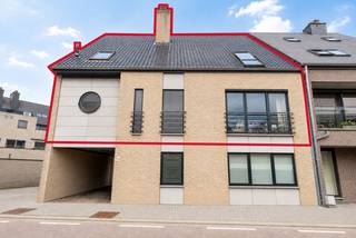 [[ DIT PAND NEEMT DEEL AAN DE ERA OPEN HUIZEN DAG OP 13/6 VAN 14:30 TOT 15:30 ]]<br />Dit prachtig en uitzonderlijk ruim duplexappartement is centraal gelegen in Lommel, op wandelafstand van winkels, scholen, horeca en openbaar vervoer. U geniet hier van een vlotte bereikbaarheid én de nabijheid van natuur, zoals de Lommelse Sahara. Het appartement is lichtrijk, instapklaar en afgewerkt met kwalitatieve materialen. Dankzij de doordachte indeling en grote raampartijen ervaart u een open, ruimtelijk gevoel en optimaal wooncomfort, midden in het stadscentrum.<br /><br /><strong>Troeven:</strong>
<ul><li>Zeer ruim</li><li>Instapklaar, kwalitatieve afwerking en uitstekend onderhouden</li><li>Veel natuurlijk lichtinval</li><li>3 slaapkamers</li><li>2 praktische bergingen</li><li>Luxueuze badkamer met whirlpoolbad en whirlpooldouche</li><li>Goederenlift</li><li>Ruim terras</li><li>2 private garageboxen aanpalend aan de achterzijde van het gebouw</li><li>Centrale topligging</li><li>Vliegenramen</li><li>Inbouwkasten voorzien doorheen heel appartement</li><li>Gordijnen, screen en zonneluifel</li><li>EPC- label B</li><li>Zolder (kan afgewerkt worden)</li><li>Asbestveilig</li></ul>
<strong>Indeling:</strong>

<ul><li>Gelijkvloers: Inkomhal, keuken, leefruimte, wasplaats, koele berging, apart toilet, terras<br />	Verdieping: 3 slaapkamers, badkamer, apart toilet, berging en toegang zolder</li></ul>
De kwalitatieve materialen en verzorgde afwerking zorgen voor een tijdloos en stijlvol geheel waar u zich onmiddellijk thuis voelt. Bent u op zoek naar een ruim, lichtrijk en kwalitatief afgewerkt duplexappartement met een leuke buitenruimte? Dan is dit pand in de Koningsstraat 7A absoluut een bezoek waard. Contacteer ons vandaag nog en ontdek zelf de ruimte, het comfort en de ideale ligging van dit unieke appartement.