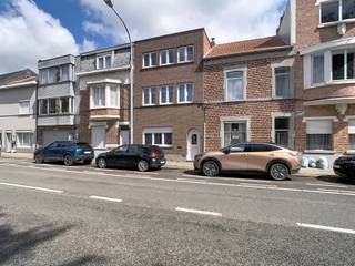 <p>Deze ruime woning met 4 slaapkamers, terras en tuin biedt een ideale combinatie van comfort, ruimte en een centrale ligging vlak bij het station en diverse winkels. Dankzij de praktische indeling en de aangename leefruimtes is dit een ideale woning voor gezinnen of voor wie op zoek is naar extra wooncomfort.</p><p>Bij het binnenkomen word je verwelkomd in een ruime en lichtrijke leefruimte bestaande uit een gezellige living en een eetplaats die mooi in elkaar overvloeien. De open keuken zorgt voor een aangename verbinding met de leefruimte en maakt het geheel bijzonder uitnodigend voor dagelijks wonen en gezellige momenten met familie of vrienden. Aansluitend bevindt zich de veranda die extra leefruimte creëert en uitkijkt op het terras en de tuin.</p><p>Op het gelijkvloers bevindt zich eveneens een eerste badkamer uitgerust met een douche, wat extra praktisch comfort biedt. De woning beschikt daarnaast over een ruime kelder met voldoende bergruimte en een aansluiting voor een wasmachine.</p><p>Op de verdiepingen bevinden zich vier volwaardige slaapkamers met voldoende ruimte voor een gezin, een thuisbureau of hobbyruimte. De tweede badkamer op de bovenverdieping is uitgerust met zowel een douche als een bad, waardoor functionaliteit en comfort perfect gecombineerd worden.</p><p>Buiten geniet je van een aangename tuin en een terras waar je in alle rust kan ontspannen of gezellig kan tafelen tijdens zonnige dagen.</p><p>De ligging vormt een extra troef dankzij de nabijheid van het station, winkels en dagelijkse voorzieningen. Hierdoor geniet je van een vlotte bereikbaarheid en alle comfort binnen handbereik.</p><p>Plan nu je bezoek via www.living-stone.be! </p><p>Ben je op zoek naar een ruime woning met 4 slaapkamers, tuin en een centrale ligging? Dan is deze woning absoluut een bezoek waard.</p>