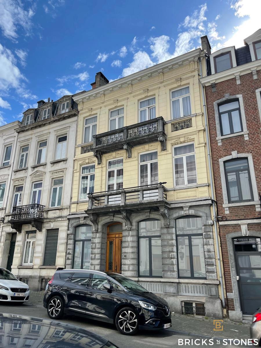 Gerenoveerd gelijkvloers appartement met riante tuin - foto 1