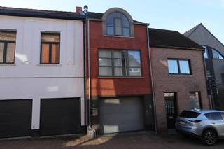 <p>Te huur: gezellige stadswoning in de Nieuwstraat in Aarschot, centraal gelegen nabij scholen, openbaar vervoer en het treinstation.</p><p><br /></p><p>Deze woning biedt een praktische indeling en een gunstig EPC-label B, ideaal voor wie comfortabel wil wonen in de woonkern. De ligging vlak bij het administratief centrum maakt dagelijkse verplaatsingen eenvoudig. De combinatie van een ruime woonkamer, een goed uitgeruste keuken en een aangenaam terras zorgt voor een fijne woonervaring.</p><p><br /></p><p>Belangrijkste ruimtes:</p><p>• Woonkamer met veel lichtinval</p><p>• Eetkamer aansluitend op de keuken</p><p>• Keuken met dubbele spoelbak, vaatwasser, dampkap, koelkast, combi-oven, gaskookplaat en ingebouwde kasten</p><p>• 2 slaapkamers</p><p>• Badkamer met douche/ligbad, toilet, dubbele wastafel in meubel en ééngreepsmengkraan</p><p>• Bureelruimte</p><p>• Wasplaats met aansluitingen voor wasmachine en droogkast</p><p>• Garage met automatische sectionale poort, verlichting en elektriciteit</p><p>• Terras aan de achterzijde</p><p><br /></p><p>Troeven:</p><p>• Centrale ligging nabij school, station en administratief centrum</p><p>• Energiezuinig EPC-label B, voorzien van zonnepanelen.</p><p>• Praktische indeling met garage en terras</p><p><br /></p><p><br /></p><p>Neem vandaag nog contact op met je ERA-makelaar voor een bezoek.</p><p><br /></p><p>JOUW DROOMHUIS. ZO GEVONDEN!</p>
