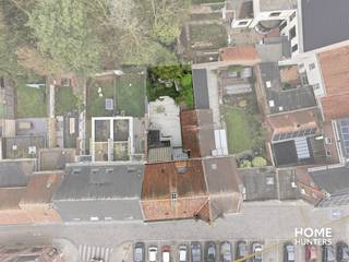 Op een centrale ligging in Wervik, op wandelafstand bevindt zich deze karaktervolle woning met een zee aan mogelijkheden. Ideaal voor wie een renovatieproject zoekt en een woning volledig naar eigen smaak wil afwerken.<br /><br />De woning beschikt over een ruime leefruimte met hoge plafonds en authentieke charme, een keuken met aansluitende veranda die uitkijkt op de tuin, vijf volwaardige slaapkamers en een praktische kelder.<br /><br />Een extra troef is de uitzonderlijk ruime garage van ongeveer 40 m², geschikt voor meerdere wagens, opslag of een hobbyruimte.<br /><br />Dankzij de centrale ligging, de ruime indeling en het karakter vormt deze woning de ideale basis voor een prachtige gezinswoning.<br /><br />Troeven:<br /><br />- Centrale ligging nabij het centrum en de Leie<br />- 5 volwaardige slaapkamers<br />- Garage van ca. 40 m²<br />- Kelder aanwezig<br />- Authentieke elementen en hoge plafonds<br />- Renovatieproject met veel potentieel<br /><br />Interesse? Contacteer ons vandaag nog voor een bezoek en ontdek zelf de mogelijkheden van deze eigendom.