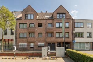 <p><strong>Verzorgd appartement op de eerste verdieping met twee slaapkamers, zuid georiënteerd terras en garagebox pal in het hartje van Turnhout! EPC label B 125 kWh/m²! </strong></p>
<p><strong>Ligging<em>:</em></strong> pal in het centrum van de stad gelegen, op wandelafdstand van de winkelstraat en de Grote Markt. In de directe nabijheid van winkels, openbaar vervoer, horeca, scholen,... en een vlotte verbinding naar de ring en autostrade.</p>
<p><strong>Indeling</strong>: inkomhal – woonkamer - keuken met berging – twee slaapkamers – badkamer – apart toilet – berging - terras – garage.</p>
<p><strong>Omschrijving</strong>: dit verzorgde appartement op de eerste verdieping werd recent volledig opnieuw geschilderd en voorzien van nieuwe vloeren in de keuken en slaapkamers. De praktische indeling omvat een aparte keuken met aanpalende berging, en een ruime, lichtrijke woonkamer. Verder is er opnieuw een aparte berging en een badkamer met lavabo en een douche in bad. Achteraan bevinden zich twee slaapkamers (ca. 7,5 m² en 13,5 m²), waarbij de grootste toegang biedt tot het zuidgericht terras met zonneluifel. Tot slot beschikt het appartement over een aparte garagebox.<br /><br />Het appartement wordt verhuurd sinds 1 mei 2023.</p>
<p><strong>Bijzondere informatieplicht</strong>: in aanvraag.</p>