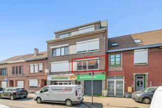 Op een centrale en vlot bereikbare ligging in Kessel-Lo vindt u dit 1-slaapkamerappartement van ca. 50 m² bewoonbare oppervlakte.<br /><br />Het appartement bevindt zich op wandelafstand van buurtwinkels, openbaar vervoer, scholen en op korte afstand van het bruisende stadscentrum van Leuven. Ook ontspanning en groen zijn nabij dankzij o.a. het Provinciedomein en verschillende sportfaciliteiten in de omgeving.<br /><br />Via de inkom/nachthal komt u terecht in een lichtrijke living met aansluitende keuken. Het appartement beschikt verder over een slaapkamer met aangrenzend terras waar u kan genieten van de buitenlucht, een badkamer en een apart toilet. In de kelderverdieping is er bovendien nog een bergruimte voorzien.<br /><br /><u><strong>Troeven:</strong></u>
<ul>
	<li>50 m² bewoonbare oppervlakte</li>
	<li>Elektriciteit conform de wetgeving</li>
	<li>Asbestveilig attest</li>
	<li>Inclusief kelderberging</li>
	<li>Centrale ligging in Kessel-Lo, vlak bij Leuven centrum, winkels, openbaar vervoer en groene zones</li>
</ul>
<br />Dit appartement is ideaal voor een starter, als compacte woonoplossing of interessante investering.<br /><br /><br />Bijkomende info (EPC, bodemattest, stedenbouwkundige inlichtingen,...) kan U hieronder downloaden ↓. 