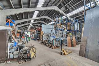 Voor meer info of een bezoek, bel 054 69 39 36 - In Appelterre bevindt zich deze ruime loods van circa 1.000 m², gelegen op een perceel van 36 a...