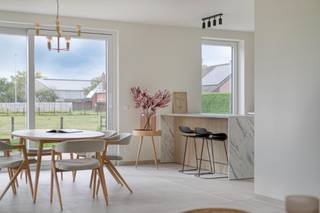Deze energiezuinige en volledig afgewerkte woning bevindt zich in een kleinschalige verkaveling in een doodlopende straat, ideaal voor wie rustig en gezinsvriendelijk wil wonen. Binnen de driehoek Oostrozebeke – Wielsbeke – Waregem geniet je van winkels, scholen en ontspanning op fietsafstand. Dankzij de vlotte verbinding met de E17 bereik je bovendien snel Gent en Kortrijk.<br /><br /><span>indeling van woning</span>
<h3><span>gelijkvloers</span></h3>
<span>De lichtrijke leefruimte, eetplaats en keuken vormen één open en aangenaam geheel, waarbij de eetruimte rechtsreeks aansluit op het terras en de tuin met een zuidwestelijke oriëntatie. Daar geniet je volop van de namiddag- en avondzon. Daarnaast beschikt de gelijkvloerse verdieping over een praktische, aparte berging en een inpandige garage die voor extra opbergruimte en comfort zorgen.</span>
<h3><span>eerste verdieping</span></h3>
— 3 ruime slaapkamers, afgewerkt met kwaliteitsvol fineerparket. <br />— badkamer met ligbad en inloopdouche<br />— een apart toilet
<h3><span>duurzaamheid en energie</span></h3>
Bij het ontwerp stonden energie-efficiëntie en wooncomfort centraal.<br />De woning is uitgerust met:<br />— zonnepanelen<br />— balansventilatie met warmterecuperatie<br />
<h3><span>afwerking en prijs</span></h3>
—<span> De woning is volledig geschilderd en beschikt over een ruime inpandige garage. Ook buiten is alles klaar: het terras, het toegangspad en de oprit zijn uitgevoerd in gewassen beton en de tuin is volledig aangelegd. Zo hoef je alleen nog je verhuisdozen uit te pakken.</span><br />— Inbegrepen lichtarmaturen.<br />— Prijs inclusief aansluitingskosten.<br />— De vermelde prijs betreft de volledig afgewerkte woning exclusief btw en verkoopkosten.