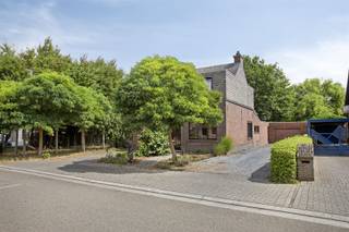 TE KOOP: Te renoveren woning op 11a33ca!Deze volledig te renoveren woning is gelegen op een locatie met goede bereikbaarheid en in de nabijheid van...