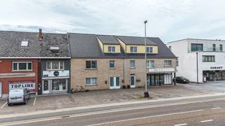 <p>Wie graag in Zolder woont en tegelijk wil genieten van een uitstekende bereikbaarheid, vindt in de Meylandtlaan 109/11 een ideale thuis. Dit instapklare appartement beschikt over maar liefst 110 m² bewoonbare oppervlakte, twee ruime slaapkamers en een aangename, lichtrijke leefruimte.<br /><br /><span></span></p>
<p>Via de traphal bereiken we de eerste verdieping. De vernieuwde keuken, volledig aangepakt in 2018, is praktisch ingericht en voorzien van de nodige inbouwtoestellen. Dankzij de grote, zuidelijk georiënteerde raampartijen geniet je hier van bijzonder veel natuurlijk licht. Aansluitend is er ruimte voor een gezellige eethoek en bovendien beschikt de keuken over een handige berging.<br /><br /></p>
<p>De ruime leefruimte biedt plaats aan zowel een eet- als zithoek en geniet eveneens van grote raampartijen. Verder beschikt het appartement over twee ruime slaapkamers en een praktische badkamer met douche, toilet, wastafel en een aparte wasplaats met verluchting. Dankzij de goede indeling is het appartement bijzonder geschikt voor wie comfortabel en zonder grote werken wil wonen.<br /><br /></p>
<p>Ook de ligging is een grote troef. Vanuit de Meylandtlaan zijn Zolder- en Heusden-centrum, scholen, winkels, openbaar vervoer en de opritten naar de E313/E314 en het klaverblad vlot bereikbaar.<br /><br /><br />Pluspunten:<br />- 2 ruime slaapkamers<br />- 110 m² bewoonbare oppervlakte<br />- Energiezuinig appartement<br />- Keuken vernieuwd in 2018<br />- Zuidelijk georiënteerde raampartijen<br />- Veel natuurlijke lichtinval<br />- Centrale ligging in Boekt<br />- Geen gemeenschappelijke kosten<br />- Vlotte verbinding met E313/E314<br />- Scholen, winkels en centrum vlakbij<br /><br /><br />Voor een bezichtiging ter plaatse of meer info, bel ons op 078/78.78.70, of kom gewoon binnen op ons kantoor, steeds welkom!</p>
