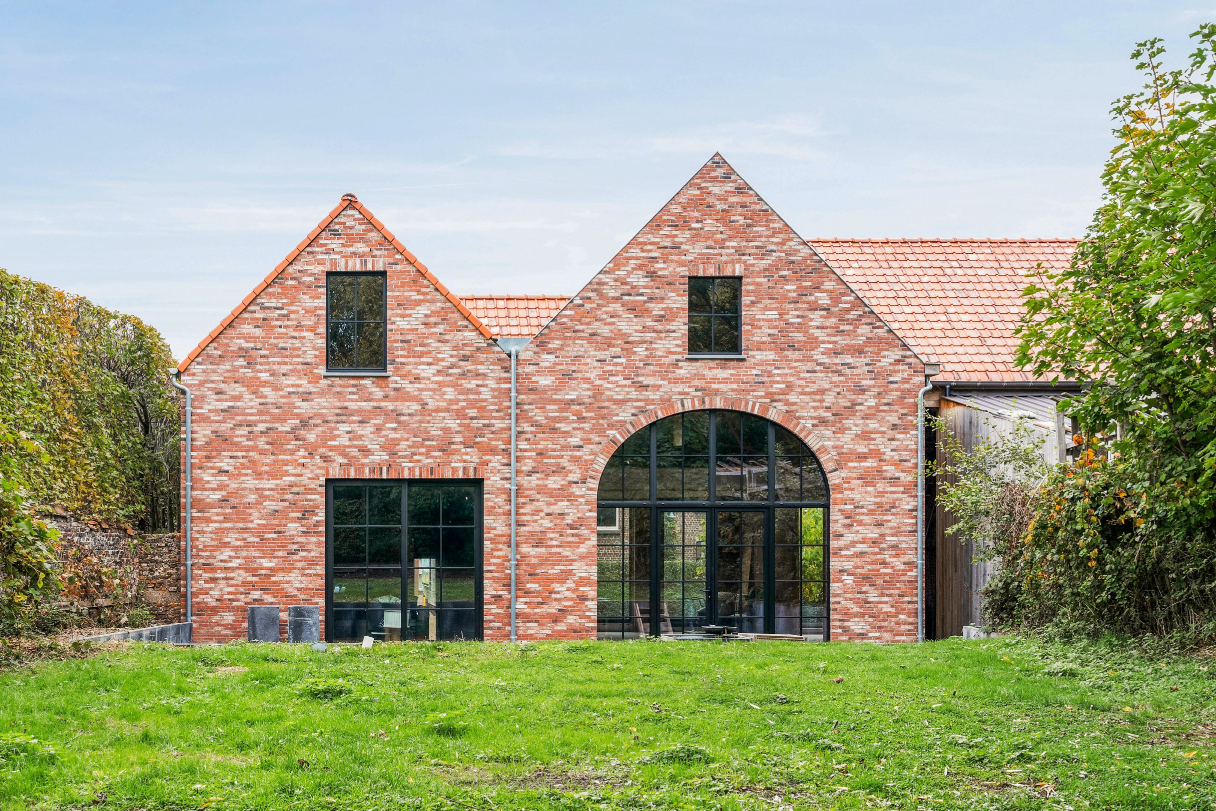 Characterful house with shell new construction and unique garden - photo 5
