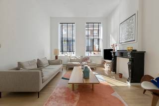 Dit prachtig gerenoveerde appartement bevindt zich in een authentiek herenhuis in het hart van Tienen. Met een bewoonbare oppervlakte van maar liefst 134 m² biedt deze woonst een ideale combinatie van karakter en hedendaags comfort.<br /><br />Het appartement beschikt over een ruime en lichtrijke leefruimte, waar hoge plafonds en charmante elementen zorgen voor een unieke sfeer. De volledig vernieuwde keuken is praktisch ingericht en voorzien van alle nodige toestellen, ook is er nog een keukeneiland geplaatst. Verder zijn er twee volwaardige slaapkamers, perfect geschikt als master bedroom, kinderkamer of thuiskantoor. De moderne badkamer is stijlvol afgewerkt en voorzien van kwalitatieve materialen.<br /><br />Dankzij de grondige renovatie geniet u van een geheel met een gunstige EPC-score C. Gelegen op een toplocatie, vlakbij winkels, horeca en openbaar vervoer, combineert deze eigendom rust, ruimte en bereikbaarheid. Tenslotte is er nog een zeer grote tuin waar het werkelijk heerlijk vertoeven is. Kortom, een ideale woonst voor wie comfortabel wil wonen in een karaktervolle setting, midden in de stad.<br /><br />Contacteer Ben voor meer informatie of een bezoek ter plaatse via ben@sophimo.be of op 0468 58 04 09 !