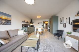 <ul>
<li>Dit appartement is gelegen op de <strong>vierde verdieping</strong> van de residentie Hypos II.</li>
<li>De residentie bevindt zich vlakbij het <strong>strand</strong>, centrum, Wellington golf, ...</li>
<li>De indeling van het appartement is als volgt: inkom, leefruimte met open keuken, <strong>twee terrassen, slaapkamer, slaaphoek</strong>, toilet, badkamer en kelderberging.</li>
<li>Het betreft een doorloop-appartement met terrassen aan beide zijden van het appartement.<br />Het ene terras geniet van zeer veel <strong>zon</strong> en <strong>zicht op de Wellington golf</strong>, het ander terras beschikt over <strong>zeezicht </strong>en avondzon.</li>
<li>Het ideale tweede verblijf of investeringsappartement. </li>
</ul>