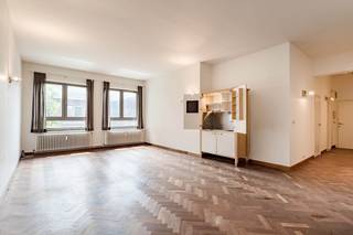 Dit uniek appartement in LOFT-stijl is gelegen tussen de Vismarkt en het wandelgedeelte van de Mechelsestraat en kenmerkt zich door de ruime lichtinval, hoge plafonds en volle parketvloeren. Met een totale oppervlakte van 56 m² is dit appartement ingedeeld met een grote leefruimte van +/- 36 m² (met een ingericht en afsluitbaar keukenmeubel, een ingerichte badkamer en berging. Zeer rustig gelegen en uitgevend op de ruime binnenkoer van het gebouw. Uiterst centrale ligging op enkele meters van de Grote markt, het klein Begijnhof,....<br />Voor meer info of bezoek kan u me bereiken op 0477284876 of vincent@immojanstas.be. Bijkomende info en attesten kan U hieronder downloaden ↓<br />