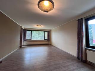 Appartement met terras en autostaanplaats! Dit zeer verzorgd en instapklaar hoek appartement is rustig gelegen, met een groen en rustgevend...