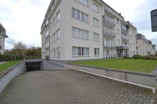 Ruime garagebox gelegen in de ElizabethlaanAfmetingen:Hoogte garagepoort: ca. 1,82 mBreedte garagepoort: ca. 2,5 mBreedte box: ca. 5,97 mDiepte box:...