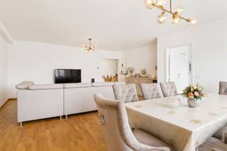<p><span>nieuwe voorwaarden!</span></p><p><span>Op zoek naar ruimte, comfort en een absolute topligging in Antwerpen? Dan is dit lichtrijke appartement van ca. 126 m² op de zesde verdieping zeker een bezoek waard.</span></p><p><span>Gelegen op de gegeerde Quellinstraat, op wandelafstand van Antwerpen-Centraal, de Keyserlei, winkels, horeca en openbaar vervoer, geniet u hier van stadsleven op zijn best.</span></p><p><span>Bij het betreden van het appartement valt meteen de royale leefruimte op, met grote raampartijen die zorgen voor een aangename natuurlijke lichtinval. Aansluitend vindt u de eetruimte en een praktische keuken.</span></p><p><span>Verder beschikt het appartement over twee volwaardige slaapkamers, een badkamer en extra bergruimte.</span></p><p><span>Dankzij de ruime oppervlakte, gunstige EPC-score en centrale ligging is dit pand ideaal voor eigen bewoning, als pied-à-terre of als investering.</span></p><p><span>Daarnaast is er de mogelijkheid om een dubbele autostaanplaats aan te kopen in het gebouw aan €30.000.</span></p><h2><span>Troeven:</span></h2><ul><li><span>Bewoonbare oppervlakte ca. 126 m² </span></li><li><span>Zeer lichtrijke leefruimte </span></li><li><span>Toplocatie in centrum Antwerpen </span></li><li><span>Nabij Centraal Station &amp; Meir </span></li><li><span>Mogelijkheid parking in het gebouw</span></li></ul><p><span> </span></p><p><span>Voor interesse of een bezichtiging: contacteer michael@vastpuntgoed.be of bel naar het nummer 0476/40 86 76</span></p>