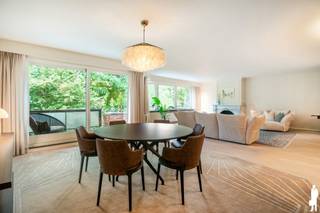<p>Charmant appartement in het bruisende hart van Antwerpen, op wandelafstand van de Graanmarkt, het Theaterplein, Botanic Sanctuary en de Meir. Achter de statige gevel opent zich een verrassend ruime en lichtrijke leefwereld.</p>
<p>De uitzonderlijke gevelbreedte zorgt voor een riante leefruimte van maar liefst 65 m², met een vloeiende overgang tussen de eetkamer en de sfeervolle salon. Hier vangt u een weids en groen zicht op de Botanische tuin, terwijl de authentieke marmeren haardmantel het geheel een tijdloze allure geeft. Grenzend aan de eetkamer geniet u op het gezellige terras van datzelfde groene uitzicht, een oase van rust middenin de stad.</p>
<p>De open keuken (9 m²) is volledig uitgerust met de gebruikelijke toestellen en afgewerkt met stijlvol graniet. Een praktische bijkeuken biedt de nodige aansluitingen voor was en droogautomaat.</p>
<p>Via de sfeervolle nachthal (16 m²) bereikt u de ruime master bedroom (18 m²) met eigen ensuite badkamer, voorzien van een relaxerend ligbad, toilet en dubbele wastafel, aangevuld met een handige dressing. Een tweede slaapkamer (18 m²) en een derde kamer (10 m²) bieden extra flexibiliteit, net als de tweede badkamer met douche en ligbad (7 m²).</p>
<p>Het wooncomfort wordt compleet gemaakt met maar liefst twee ruime kelderbergingen, ideaal voor extra opslag. Wie dat wenst, kan bovendien een autostaanplaats verwerven voor 50.000 euro.</p>
<p>Een uniek appartement waar authentiek karakter en hedendaags comfort elkaar vinden, centraal gelegen in het kloppende hart van Antwerpen.</p>