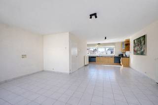 Goed onderhouden en ruime woning (bel-étage) met garage, tuin en terras te Knokke. Centraal gelegen op korte afstand van de Lippenslaan...