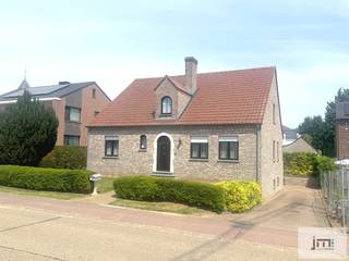 Deze woning is gelegen in het centrum van Kortessem en biedt met een nog af te werken eerste verdieping vele mogelijkheden.Via de inkomhal krijgen we...
