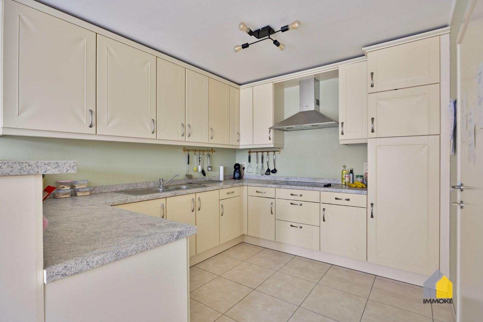 Gelijkvloers appartement (120 m²) met ruime woonkamer, 2 slpks. en terras. - foto 4