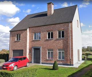<p><span>OUTRIJVE, Maraillestraat LOT 2</span></p><p><span> </span></p><p><span>Uw nieuwbouwwoning in het rustig en kindvriendelijke dorpje Outrijve, deelgemeente van Avelgem ?</span></p><p><span> </span></p><p><span>Deze bouwgrond heeft een oppervlakte van 11 a 08 ca dienstig voor het bouwen van een open bebouwing. </span></p><p><span> </span></p><p><span>Wij bouwen traditioneel volgens de hedendaagse normen. Samen met U ontwerpen we uw droomwoning volledig volgens uw wensen en budget. U kiest zelf de bouwstijl en afwerkingsgraad van uw woning volgens uw eigen smaak en budget. Deze woning voorzien wij van een lucht/water warmtepomp, ventilatiesysteem C+, 3-voudig glas, laminaatdeuren, regenput,... </span></p><p><span>Door de vloerverwarming op gelijkvloers en verdieping heeft U een optimale benutting van u al uw muuroppervlakken.</span></p><p><span> </span></p><p><span>Dankzij U biedt dit project een mooie kans op een duurzame en kwalitatieve woning in een natuurlijke landelijke omgeving.</span></p><p><span> </span></p><p><span>De afgebeelde foto is louter informatief en een voorbeeld van hoe uw woning er zou kunnen uitzien.</span></p><p><span> </span></p><p><span>Wenst u graag meer informatie en/of een bezoek aan onze kijkwoning? </span></p><p><span> </span></p><p><span>Neem dan zeker en vrijblijvend contact met Christelle op het nummer 0473 878 879 of mail haar : <span>christelle@immosafe.be</span></span><span> </span></p><p><span> </span></p>