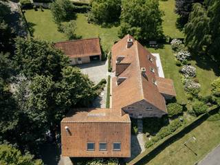 Rustig gelegen charmant villa-landhuis met schitterende parktuin nabij Kortrijk.Het centraal gelegen hoofdgebouw vormt het warme hart van de woning, geflankeerd door twee vleugels: aan de ene zijde een volledig ingerichte loft/polyvalente ruimte (met afzonderlijke toegang), aan de andere zijde een bijgebouw met garage en ruimte die nog naar wens kan worden afgewerkt – bijvoorbeeld als poolhouse of als professionele ruimte.De woning straalt karakter en authenticiteit uit. Hier mag u een sfeervolle charmewoonst met ziel verwachten. Er zijn tot 6 slaapkamers, 2 badkamers (+ 1 badkamer in de loft), een apart bureau, een ruime leefkeuken en een sfeervol salon met aansluitende tv-kamer. Het geheel is bovendien bijzonder lichtrijk. Vanuit elke leefruimte is er contact met de fantastische tuin.De tuin is een waar pareltje, rijk aan bloemborders, intieme hoekjes en een unieke beleving van rust en privacy. Het is uiterst zeldzaam om deze combinatie van een kwalitatieve charmewoning met riante woonvolumes en een prachtige parktuin te vinden op slechts 10 minuutjes van het centrum van Kortrijk.Wenst u dit uitzonderlijke vastgoed in Kortrijk te ontdekken? Neem dan contact op met Carl Boedts (0473/951821) of Matthias Vanneste (0479/676848) voor meer informatie of een bezoek.Deze woning wordt via pre-sale verkocht. De bezoekweek (enkel op afspraak) vangt aan op maandag 29 juni en eindigt op zaterdag 4 juli om 12u.De eigendom wordt aangeboden via de Pre-sale formule. Van 29/06/2026 om 09:00 tot 04/07/2026 om 12:00 kan u de woning op afspraak komen bezichtigen en een bod uitbrengen. De vermelde prijs is een instelprijs. Voor meer info, gelieve contact op te nemen met de dossierverantwoordelijke.Bestuursmaatregelen in het maatregelenregister: nee