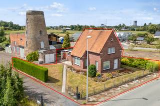 <p>Deze woning is te renoveren maar bied veel mogelijkheden en heeft een heel goede basis. Hierbij werd het dak al geïsoleerd en zijn de verdiepen opgebouwd met gemetste gewelven! De woning omvat op het gelijkvloers de inkomhal, lichtrijke living met uitzicht op de tuin, aparte keuken met ruimte voor een ontbijttafel, achter inkom, ruime berging/wasplaats en badkamer met ligbad. Op de eerste verdieping vinden we dan 3 ruime slaapkamers en nog een mooie verder in te richten zolderverdieping. Buiten vinden we rondom een aangename West georiënteerde tuin met uitzicht op een authentieke molen. De woning is voorzien van een nog heel goed werkende mazoutketel en is voorzien van centrale verwarming op allebei de verdiepingen.<br /><br />Kortom een ideale woning om te renoveren met een mooie basis. Wenst u deze leuke woning te bezoeken? enkel via deze link: https://calendly.com/loimmo/bezoekmoment-nokerstraat46</p>