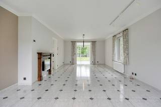 De woning is oorspronkelijk gebouwd in 1992, maar is door de jaren heen met ontzettend veel liefde onderhouden en structureel gemoderniseerd. U geniet hier al van de hedendaagse energienormen, waardoor u klaar bent voor de toekomst:<br /><br />2023: Installatie van een  warmtepomp (centrale verwarming)<br />2020: Volledig nieuwe, geïnstalleerde keuken + badkamer<br />2016: Uitbreiding met een lichtrijke veranda<br />Voorzien van: Zonnepanelen, vernieuwde leidingen en nieuwe beglazing<br /><br />De indeling van deze gelijkvloerse woning is uiterst praktisch en doordacht:<br />- Een ruime, gezellige woonkamer die naadloos overloopt in de prachtige veranda. Hier geniet u het hele jaar door van een optimaal tuincontact.<br /><br />Drie volwaardige slaapkamers bevinden zich op het gelijkvloers. De zolderverdieping is bovendien al volledig ingericht en perfect bruikbaar als 4de slaapkamer, hobbyruimte of thuiskantoor.<br /><br />Een inpandige garage met plaats voor maar liefst 3 wagens, inclusief een handige, aansluitende wasplaats.<br /><br />Het perceel is volledig omheind, waardoor u geniet van honderd procent privacy en rust. De tuin is bovendien zó aangelegd dat u er vooral van kunt lúisteren en genieten: dankzij de automatische sproei-installatie en de robotmaaier heeft u hier amper omkijken naar het onderhoud.<br /><br />Interesse in een bezoek? Contacteer ons op 011/ 30 50 50!<br /><br />Bestuursmaatregelen in het maatregelenregister: nee