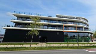 Zeer centrale ligging, in de nabijheid van het winkelcentrum M2, de Pauwengraaf en Maasmechelen Village en de autostrades richting NL...