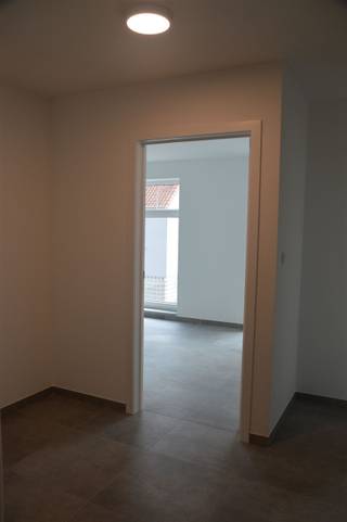 <p><span>Nieuwbouw appartement in het centrum van Balen-Olmen.</span></p><p><span>Dit prachtige nieuwbouw appartement op de 1ste verdieping is beschikbaar vanaf 1juli 2026. Gelegen in het hart van Balen-Olmen, biedt het een ideale woonomgeving met alle gemakken binnen handbereik. </span></p><p><span>De lift in het gebouw zorgt voor extra comfort.</span></p><p><span>Indeling:</span></p><ul><li><span>Inkomhal</span><span>: Ruime en lichte hal die toegang biedt tot alle vertrekken.</span></li><li><span>Woonkamer met open keuken</span><span>: Een ruime woonkamer met een moderne open keuken, perfect voor gezellige avonden. Vanuit de woonkamer heb je direct toegang tot een aangenaam terras van 6,6 m², waar je heerlijk kunt ontspannen.</span></li><li><span>Slaapkamers</span><span>: Het appartement beschikt over twee ruime slaapkamers.</span></li><li><span>Badkamer</span><span>: Moderne badkamer met een ruime inloop douche.</span></li><li><span>Berging</span><span>: Extra bergruimte is aanwezig, ideaal voor opslag.</span></li></ul><p><span>Extra's:</span></p><ul><li><span>Parkeerplaats</span><span>: Achter het gebouw is er een auto staanplaats beschikbaar, bereikbaar via een servitudeweg.</span></li><li><span>Energiezuinig</span><span>: Het appartement is uitgerust met een warmtepomp en zonnepanelen, wat zorgt voor een energiezuinig en duurzaam wooncomfort.</span></li><li><span>Instap klaar</span><span>: Het appartement is volledig geschilderd en voorzien van verlichtingsarmaturen.</span></li></ul><p><span>.Ligging:</span></p><ul><li><span>Zeer goede ligging met een vlotte verbinding naar de E313.</span></li></ul><p><span>Geen gemeenschappelijke kosten!</span><span> Dit appartement is een echte aanrader voor wie op zoek is naar comfort, rust en een goede locatie.</span></p><p><span>Interesse?</span><span> Neem snel contact op voor een bezichtiging!</span></p>