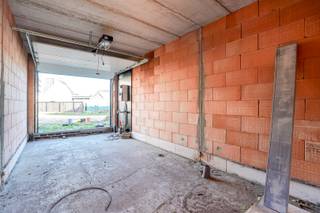 Unieke kans! Casco woning in het hartje van Eernegem. Rustig gelegen in de Oude Bruggeweg, vlakbij het centrum met verschillende winkels, lokale handelaars, openbaar vervoer, ...<br />Deze halfopen woning wordt aangeboden in Casco (wind/waterdichte afwerking), waarbij u zelf bepaalt hoe de woning wordt afgewerkt — ideaal om uw eigen touch toe te voegen!<br />De woning biedt twee volwaardige verdiepingen. Op het gelijkvloers vindt u een ruime, lichtrijke leefruimte met open keuken. Daarnaast beschikt de woning over een berging, praktische garage met oprit, inkomhal én een afzonderlijk gastentoilet. Op de eerste verdieping bevinden zich drie volwaardige slaapkamers, een badkamer en een apart toilet op de nachthal.