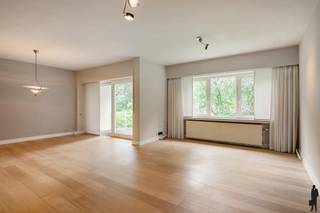 <p><strong>Lichtrijk en zeer ruim 3 – slaapkamer appartement van 173 m² in mooie groene omgeving</strong></p>
<p>Verscholen in een <strong>groene, bosrijke omgeving</strong> bevindt zich dit ruime en <strong>instapklare 3-slaapkamer appartement</strong>, waar <strong>rust, licht en comfort</strong> mooi samenkomen. De ligging in een <strong>kleinschalige residentie</strong>, omringd door volwassen bomen en een prachtig aangelegd domein, zorgt voor een uitzonderlijk aangename woonbeleving.</p>
<p><strong>Indeling</strong></p>
<ul>
<li>Ruime inkomhal met ingebouwde vestiaire en een afzonderlijk gastentoilet.</li>
<li>Royale leefruimte, waar grote raampartijen zorgen voor een overvloed aan natuurlijk licht en een prachtig zicht op het omliggende groen.</li>
<li>Moderne, volledig uitgeruste keuken, uitgevoerd in een strak en hedendaags<strong> design </strong>en voorzien van kwalitatieve toestellen en voldoende bergruimte.</li>
<li>Functionele was- en bergruimte</li>
<li>3 ruime <strong>slaapkamers </strong>met <strong>ingemaakte kasten</strong>, waarvan één voorzien van afzonderlijke dressing.</li>
<li>Een ruime <strong>badkamer</strong> voorzien van dubbel lavabomeubel, ligbad, douche en toilet</li>
<li>Een <strong>ruim </strong>en<strong> zonnig terras </strong>aan de leefruimte met een mooi uitzicht op de groene omgeving en een <strong>tweede</strong> <strong>terras</strong> aan de slaapkamer.</li>
</ul>
<p><strong>Troeven</strong></p>
<ul>
<li><strong>Rustige</strong> ligging in een <strong>bosrijke</strong>, residentiële <strong>omgeving</strong></li>
<li>Ruime en <strong>lichtrijke</strong> leefruimte op <strong>mooie</strong> <strong>parketvloer</strong></li>
<li><strong>Moderne</strong>, volledig uitgeruste <strong>keuken</strong> met kwalitatieve toestellen</li>
<li>Slaapkamer met maatwerkkasten en <strong>dressing</strong></li>
<li>Praktische was- en bergruimte</li>
<li>Aangenaam <strong>ruim terras</strong> met groen uitzicht</li>
<li><strong>Instapklaar</strong> en uitstekend onderhouden</li>
<li><strong>Garagebox</strong> en kelder</li>
</ul>
<p><strong>Bijzonderheden</strong></p>
<ul>
<li><strong>Kleinschalige</strong> <strong>residentie</strong> met syndicus in het gebouw</li>
<li><strong>Dak vernieuwd in 2025 </strong>met kunstleien en nieuwe goten</li>
<li>Gemeenschappelijke delen worden goed onderhouden</li>
<li>Interessant voor eigen bewoning of als <strong>investering</strong></li>
</ul>
<p>Bent u op zoek naar een <strong>ruim en volledig instapklaar appartement </strong>met een aangenaam terras en <strong>rustige ligging</strong> in <strong>Kapellen</strong>? Contacteer ons gerust voor meer informatie of een bezoek ter plaatse.</p>