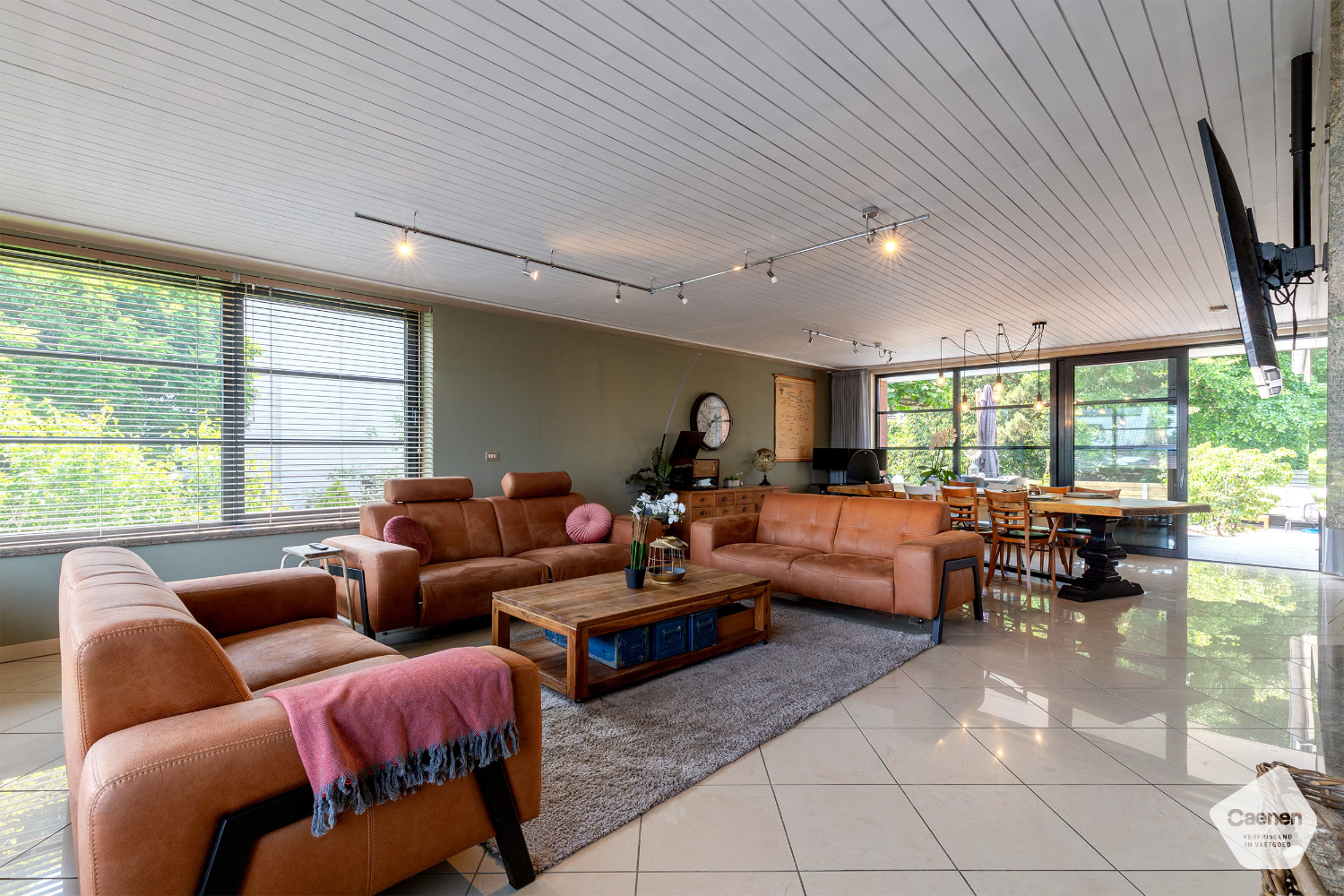 UNIEKE &amp; LUCHTIGE ALLEENSTAANDE WONING met 4 SLAAPKAMERS ,RUIME GARAGE en TUIN - foto 2