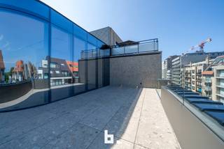 Gelegen op de derde en vierde verdieping, biedt dit stijlvolle penthouse/duplex appartement een harmonie tussen authentieke charme en luxe...