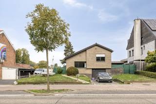 Ontdek deze open bebouwing op een perceel van 999 m², perfect centraal gelegen op de verbindingsbaan tussen Burcht en Temse en dus vlot bereikbaar...