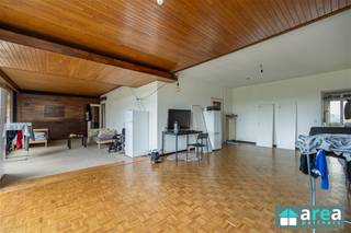 <p><span>Zeer groot appartement met 4 slaapkamers en 3 badkamers</span></p><p><span>Ligging:</span><span> Dit uitzonderlijk ruime appartement (ca. 190m²) is gelegen op de 8° verdieping van residentie 'Ter Schelde' op Linkeroever, op wandelafstand van het Sint-Annabos. Vanuit de woning geniet u van een weids uitzicht over het bos en de indrukwekkende skyline van Antwerpen. De buurt is omgeven door groen en beschikt over alle nodige faciliteiten in de directe omgeving, wat deze locatie zowel rustig als praktisch maakt.</span></p><p><span>Indeling:</span><span> U betreedt de woning via de ruime inkomhal (12m²) op parket, voorzien van een vestiaire en gastentoilet. De lichtrijke leefruimte (51m²) in L-vorm biedt uitzicht op het Sint-Annabos en geeft toegang tot het terras. Aansluitend bevindt zich de ingerichte keuken (11,5m²) met toegang tot een klein terras (1.5m²) met berging. Langs de leefruimte bereikt u een hal met vestiaire en apart toilet, van waaruit u toegang heeft tot een tweede ingerichte keuken (8.5m²), een badkamer met ligbad (4m²). Aan de achterzijde van het gebouw leidt de inkomhal naar een nachthal, die toegang biedt tot nog eens 2 badkamers (5m² & 4m²) en 3 slaapkamers (17m², 12,5m² & 7.5m²). Bij de woning horen 2 aparte kelders op het gelijkvloers, en er dienen verplicht 2 autostaanplaatsen in het gebouw te worden aangekocht, 20.000 voor beide.</span></p><p><span>De gemeenschappelijke kosten bedragen ca 560/maand (gemeenschappelijke delen, water, verwarming, syndicus en reservefonds)</span><span><br /><br /></span></p><p><span>Troeven:</span></p><ul><li><span>Uitzicht op het Sint-Annabos</span></li><li><span>EPC-label B</span></li><li><span>190m² cfr. EPC</span></li><li><span>Oorspronkelijk 2 appartementen</span></li></ul><p><span> </span></p>