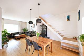 - Bekijk www.koosi.be voor een complete omschrijving van dit eigendom. -In de Essenhoutstraat in Kapellen bevindt zich deze woning met lichtrijke leefruimte, parketvloer en moderne keuken. Ruime slaapkamer (mogelijkheid tot twee kamers) en een badkamer met inloopdouche. Geniet van de gezellige, zuidwestgerichte tuin met terras, tuinhuis en praktische zij-ingang. Deze woning is ideaal voor starters, koppels of alleenstaanden.De elektriciteit is conform, er is een recente cv-ketel (vloerverwarming op het gelijkvloers) en overal dubbele beglazing, waardoor er geen onmiddellijke kosten zijn.- Interesse? Plan uw bezoek in via stef@koosi.be -