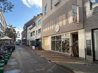 <h1><span>TE HUUR Commercieel winkelpand in hartje Hasselt | Aldestraat Quartier Boutique</span></h1><p><span>Een gekende handelslocatie, 7 meter etalagebreedte en ruimte voor een nieuw commercieel verhaal!</span></p><p><span>Op zoek naar een commercieel pand op een aantrekkelijke locatie in het centrum van Hasselt? In de </span><span>Aldestraat, gelegen in Quartier Boutique</span><span>, bieden wij een winkelpand te huur aan dat tot op vandaag onderdak biedt aan een bekende speelgoedwinkel.</span></p><p><span>Dankzij de herkenbare ligging en de </span><span>ruime etalagebreedte van 7 meter</span><span> biedt dit pand mooie mogelijkheden om uw zaak zichtbaar in de kijker te zetten en uw winkelconcept optimaal te presenteren.</span></p><p><span>Of u nu een boetiek, speciaalzaak of een vernieuwend retailconcept wilt uitbouwen, dit pand vormt een interessante opportuniteit om uw commerciële ambities waar te maken op een vertrouwde locatie in de Hasseltse binnenstad.</span></p><h3><span>Interessante huurvoorwaarden:</span></h3><p><span>De vermelde huurprijs betreft een </span><span>basishuurprijs</span><span>. Voor ernstige kandidaten staan wij open om samen een voorstel op maat uit te werken, waarbij een korting op de basishuurprijs bespreekbaar is.  De onroerende voorheffing is ten laste van de huurder.</span></p><h3><span>Interesse om deze commerciële opportuniteit te ontdekken?</span></h3><p><span>Voor meer informatie en verdere besprekingen kunt u </span><span>uitsluitend </span><span>terecht bij:</span></p><p><span>MCA-Vastgoed</span><span><br />Kapelstraat 21<br />Tel. 0485 34 56 71</span></p><p><span>Wij verzoeken vriendelijk om de huidige huurder niet rechtstreeks aan te spreken. Alle communicatie en aanvragen verlopen uitsluitend via MCA-Vastgoed.</span></p><p><span>Grijp deze kans en geef uw zaak een thuis in het hart van Hasselt!</span></p>