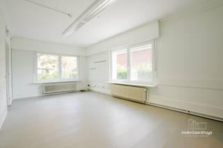 Deze vrijstaande eigendom is rustig gelegen op een mooi perceel van maar liefst 2.091m² en werd jarenlang gebruikt als woon- en gezondheids-/welzijnsinstelling, gekend onder de naam ’t Bellemhuis. Dankzij de ruime indeling en de goede toegankelijkheid biedt het pand heel wat mogelijkheden.<br /><br />Op het gelijkvloers bevindt zich een aangename leefruimte met eet- en zithoek, die aansluit op de ruime, volwaardige keuken voorzien van toestellen. Vooraan is er bovendien een gezellige ontmoetings- en zithoek met zicht op de voortuin.<br /><br />Verder telt het gelijkvloers vijf slaapkamers en een ruime badkamer. Een belangrijke troef is dat deze verdieping en het verdiep volledig rolstoeltoegankelijk is.<br /><br />Via de traphal bereiken we de bovenverdieping, waar zich nog eens drie slaapkamers en een tweede badkamer bevinden. In totaal beschikt de eigendom dus over maar liefst acht slaapkamers en twee badkamers.<br /><br />Achteraan bevindt zich een garage die eveneens uitstekend dienst kan doen als praktische berg- of opslagruimte. Aan de voorzijde van het gebouw is er ruime parkeergelegenheid op eigen terrein.<br /><br />Ook buiten is het bijzonder aangenaam vertoeven. Achter de woning strekt zich een mooie weide uit, waar momenteel enkele paarden grazen. De combinatie van de rustige ligging, het ruime perceel en de royale binnenruimtes maakt van deze eigendom een bijzonder veelzijdig geheel.